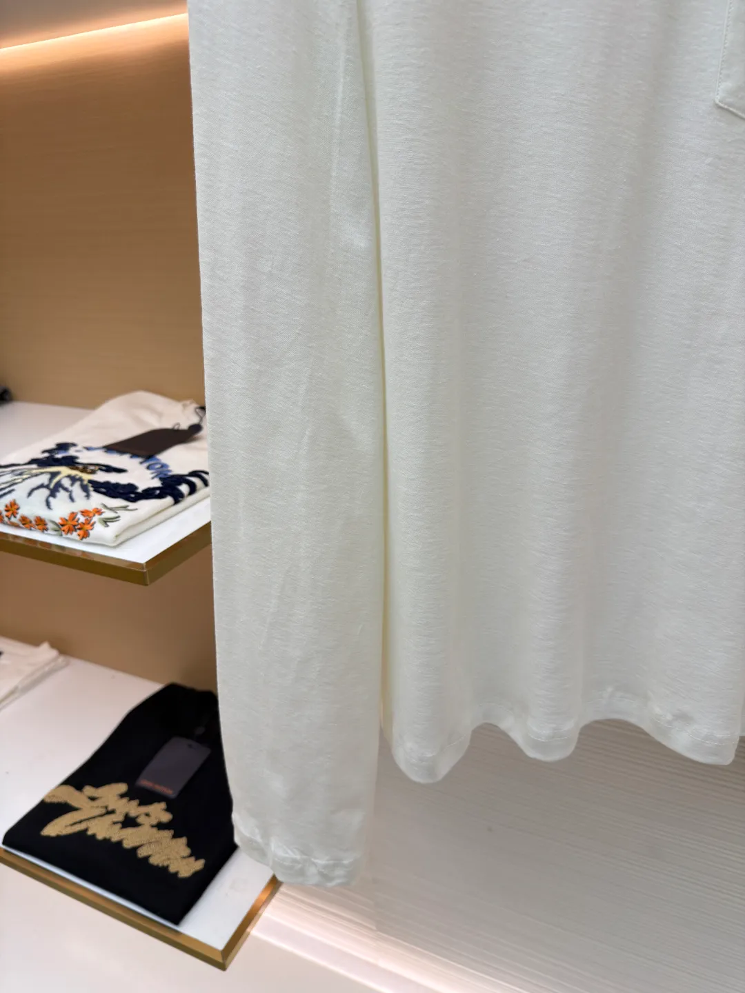 Acne Studios linen printed long sleeves ●Original version: Purchased and developed for 3199 ●Item number: 1681393-A05 ●Fabric: linen fabric ●Technology: Printing production ●Color: white ●Version: Fitted version ●Weight: about 215 grams ●Size: S-M-L ●Description: The fabric is blended with 85% combed cotton and 15% linen. Combed cotton provides the skin-friendly feel, durability and smooth texture of clothing when worn next to the skin; while the injection of 15% linen is the soul of the design - it breaks the mediocrity of pure cotton and brings the iconic natural irregular knotted texture, unique dryness and breathability, as well as a micro-wrinkle texture and retro charm that become more natural over time. This ratio not only ensures comfort, but also gives the fabric a three-dimensional, relaxed and vital high-level texture. The pattern decoration on the chest adopts traditional and elegant screen printing technology. This is not a simple flat transfer, but by making a fine screen and manually scraping the ink layer by layer onto the surface of the fabric. The overall wiring is straight and delicate, the fabric is comfortable and soft, and the color is consistent without color difference. It can be matched with the same style to create a fashionable look and control various occasions. Customized accessories, complete with three standards, same style for men and women!